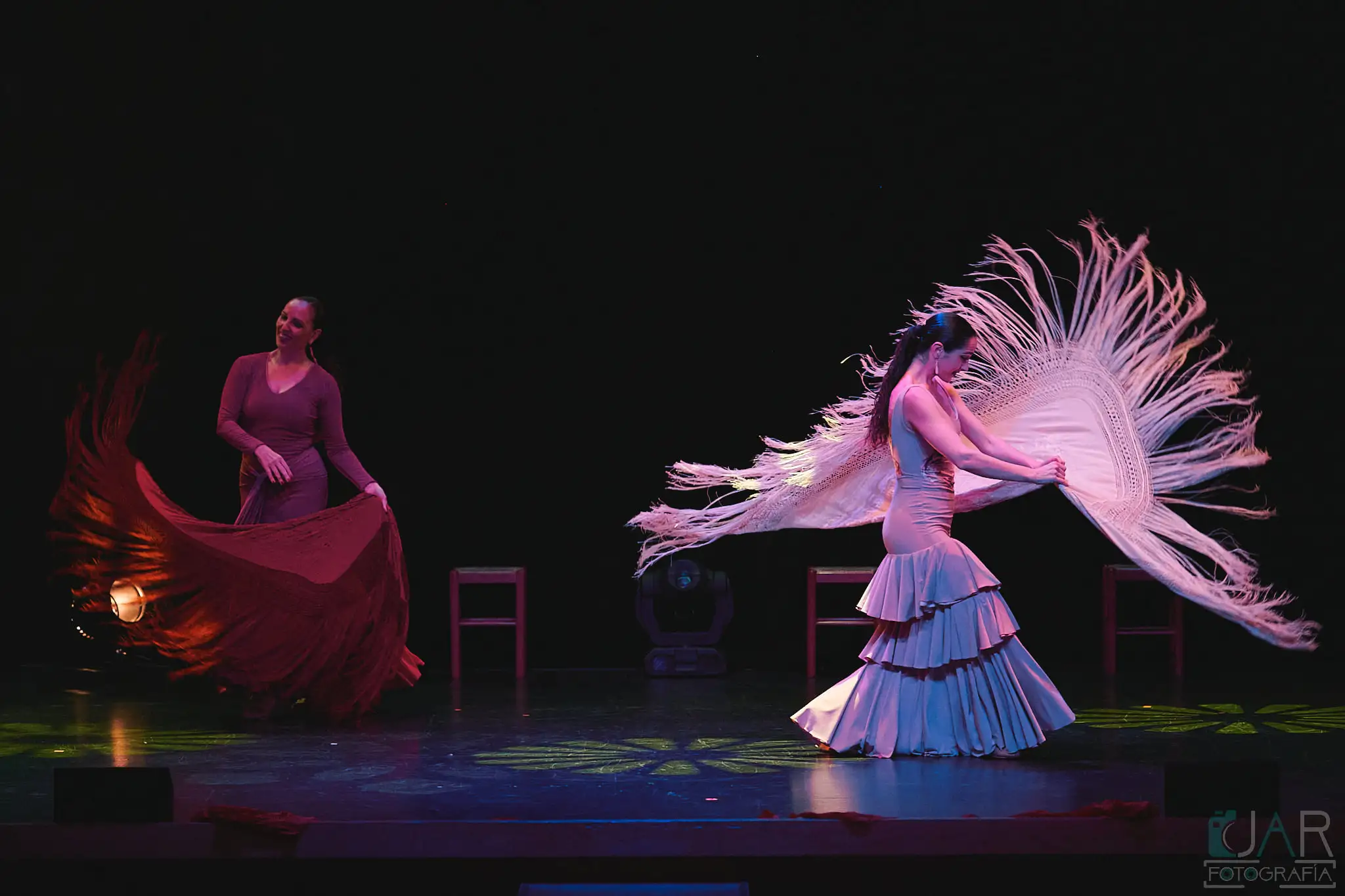 Bailarina de flamenco con mantón rojo