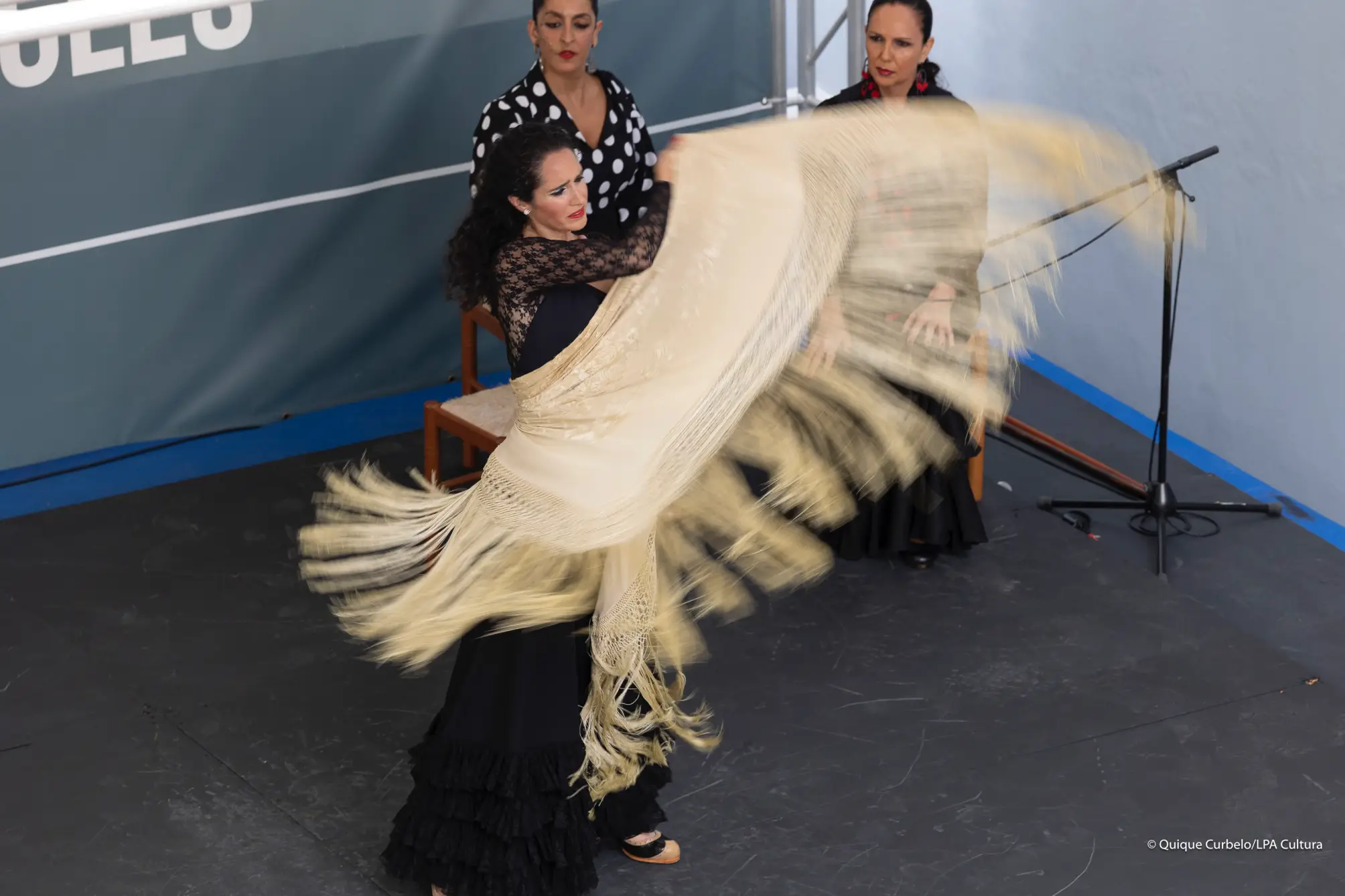 Cristina Rivero levantando el mantón con gracia y fuerza