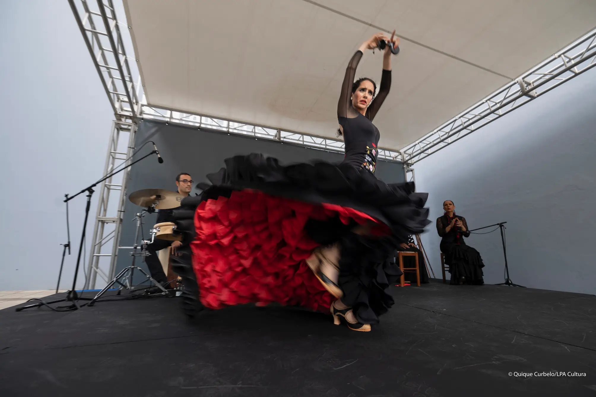 La Compañiade Rocío Pozo en pleno taconeo flamenco