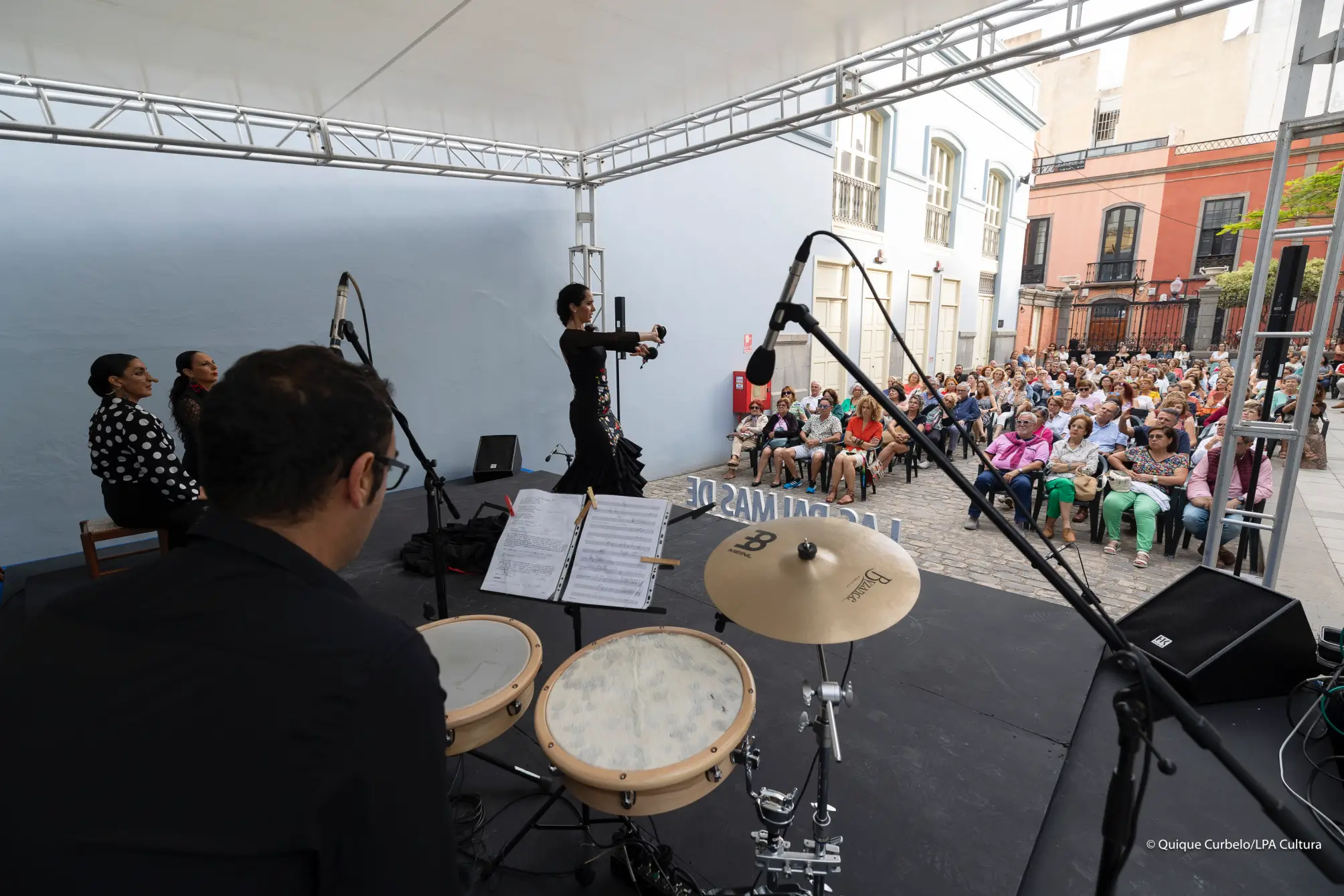 Rocío Pozo junto a su compañía en el escenario