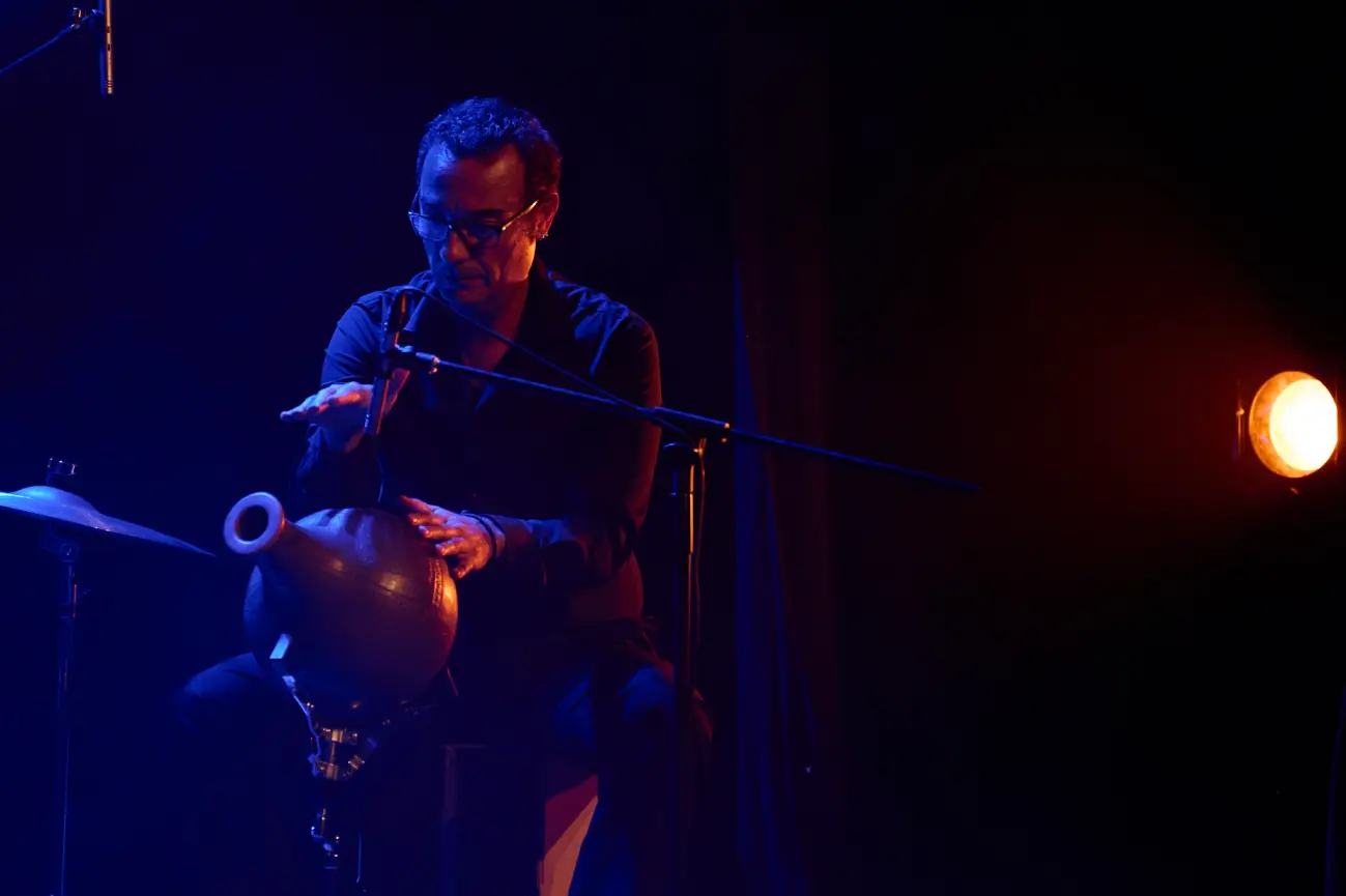 Percusionista tocando con pasión en escena