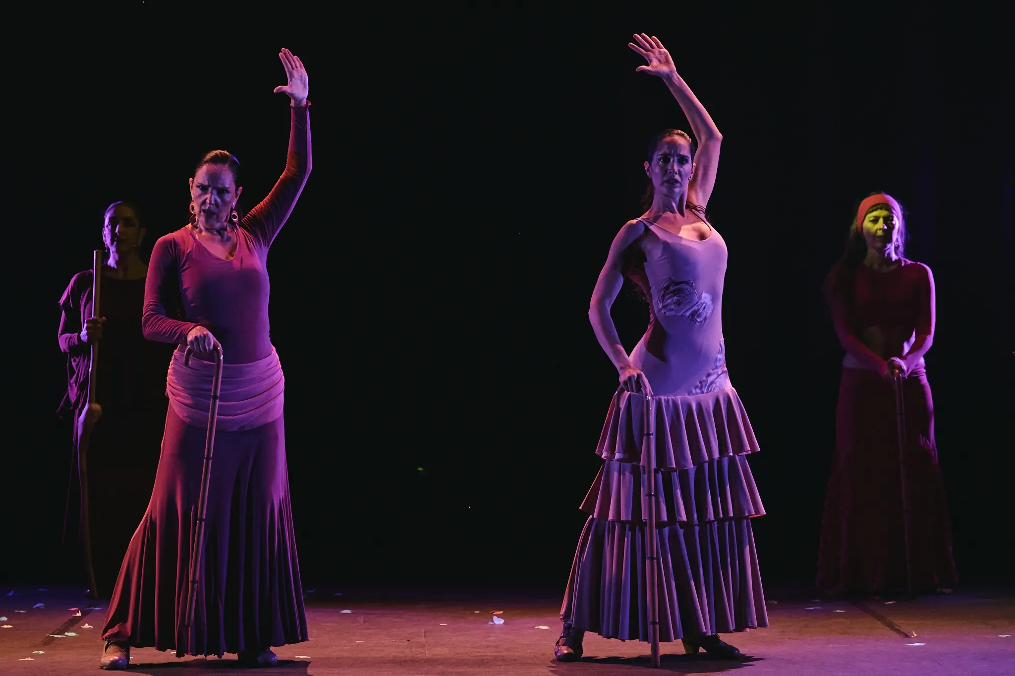 Mujeres bailando con pasión