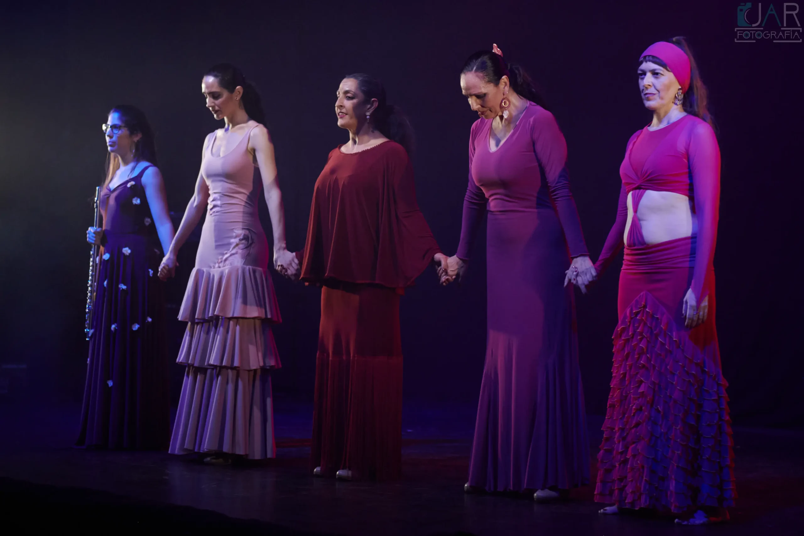 Grupo de mujeres bailando en una fusión de danzas