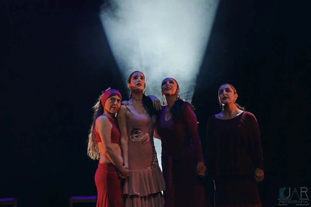 Rocío Pozo y compañía mirando al frente con luz blanca por detrás