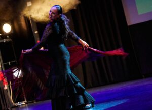 El arte de bailar flamenco con mantón.